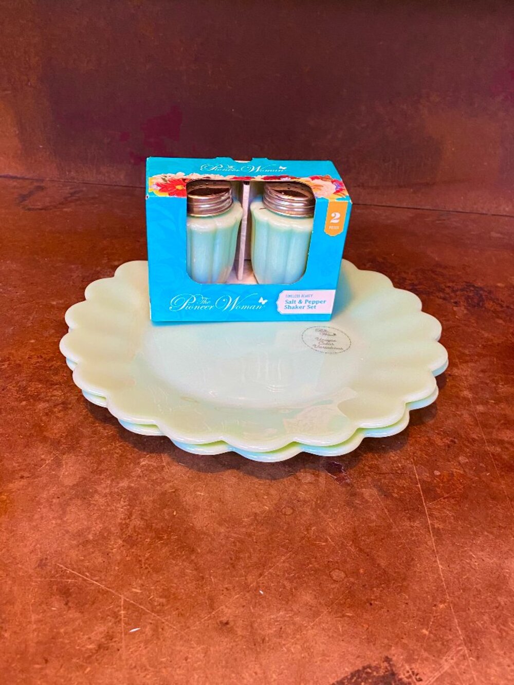 NWT SET Pioneer Woman Jade Jadeite Scalloped Dinner Plates & Salt Pepper Shakers